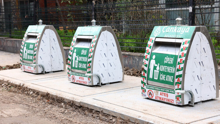 Konur Sokak'taki yeraltı çöp konteynerleri yeniledi