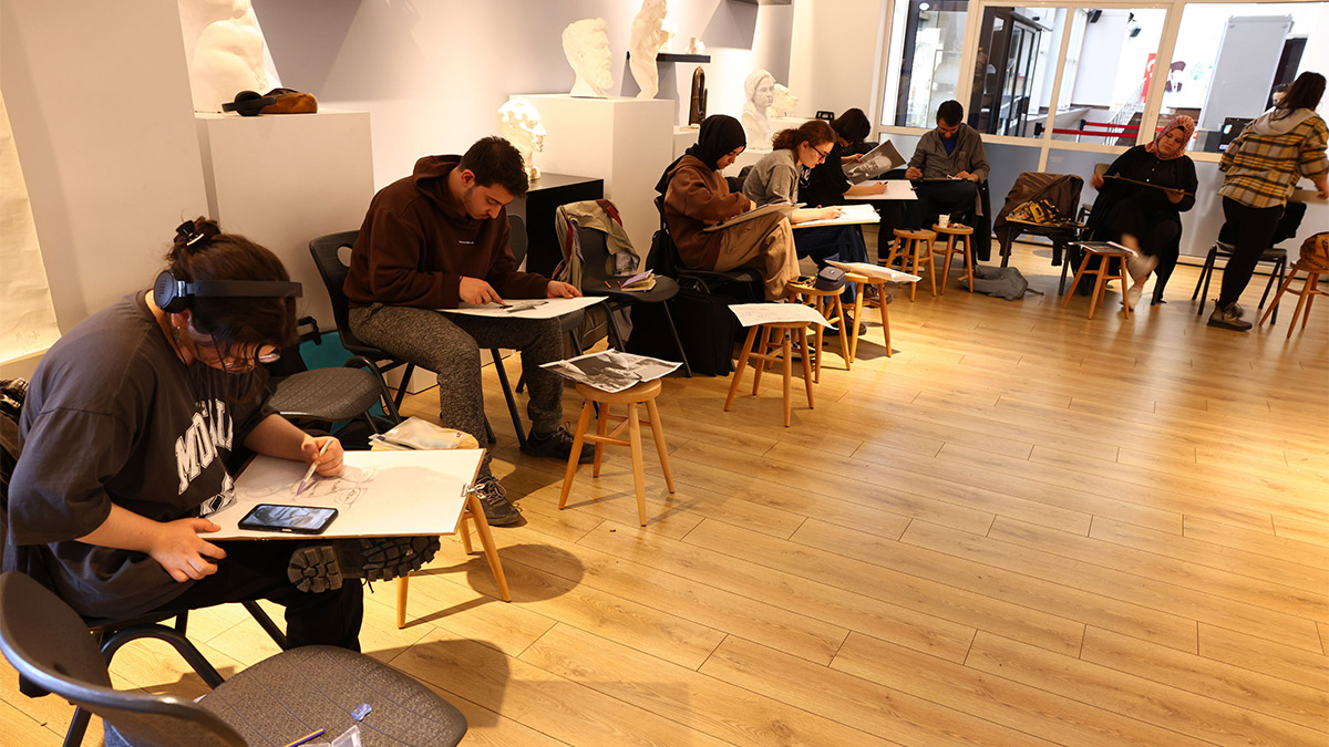 Ressam Turan Erol'un sanatı ve hocalığı anlatıldı