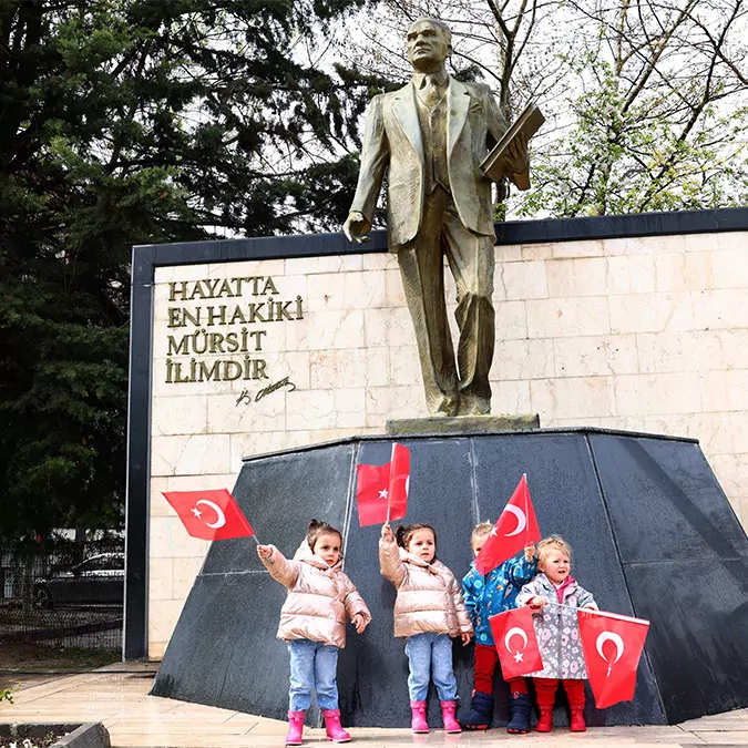 Cumhuriyet'i yaşatmak kollamak hepimizin görevi