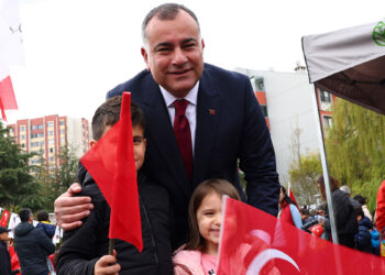 Cumhuriyet'i yaşatmak kollamak hepimizin görevi