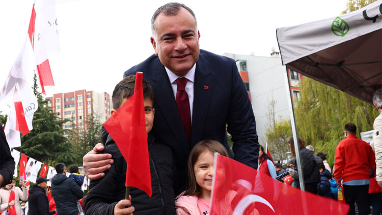 Cumhuriyet'i yaşatmak kollamak hepimizin görevi