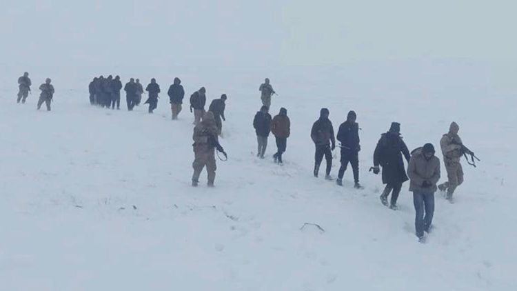 33 kaçak göçmen donmak üzereyken kurtarıldı