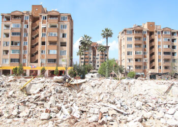 Depremde 370 kişinin öldüğü 6 bloğun müteahhidi kayıp