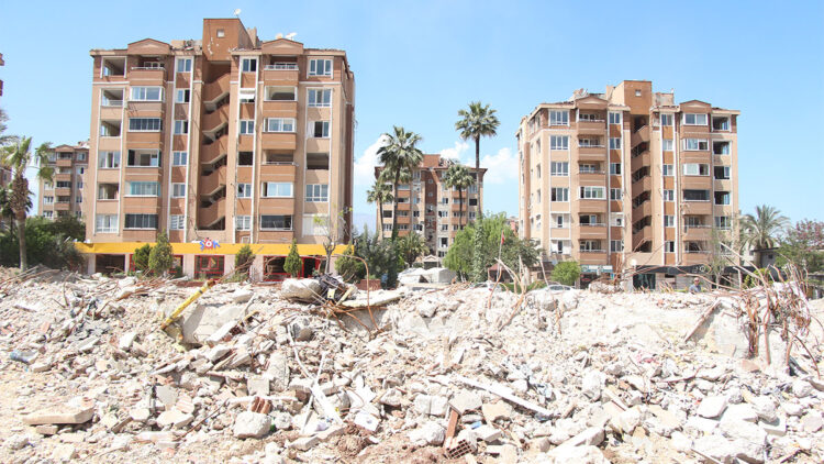 Depremde 370 kişinin öldüğü 6 bloğun müteahhidi kayıp