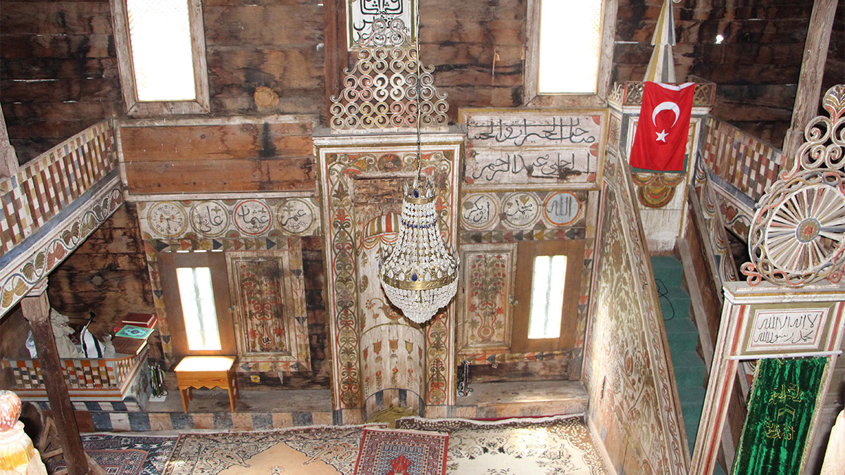 Samsun’un Kavak ilçesinde bulunan 4 asırlık ahşap camideki kalem işi süsleme sanatı ile çizilen ve 5.19’u gösteren saatin sırrı çözülemedi.