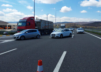 4 otomobilin karıştığı kazada, yol trafiğe kapandı