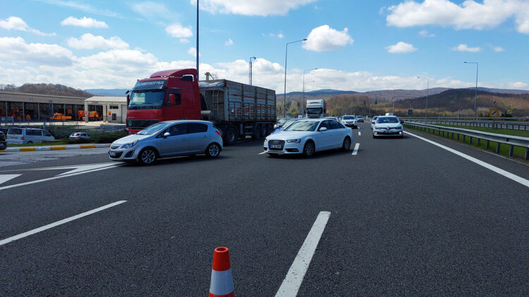 4 otomobilin karıştığı kazada, yol trafiğe kapandı