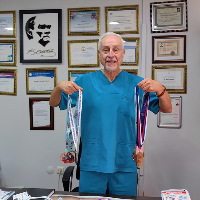 77 yaşındaki doktor Murat Kaçar 61 yıldır koşuyor