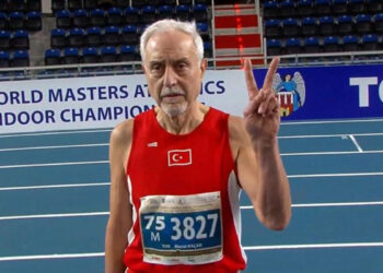 77 yaşındaki doktor Murat Kaçar 61 yıldır koşuyor