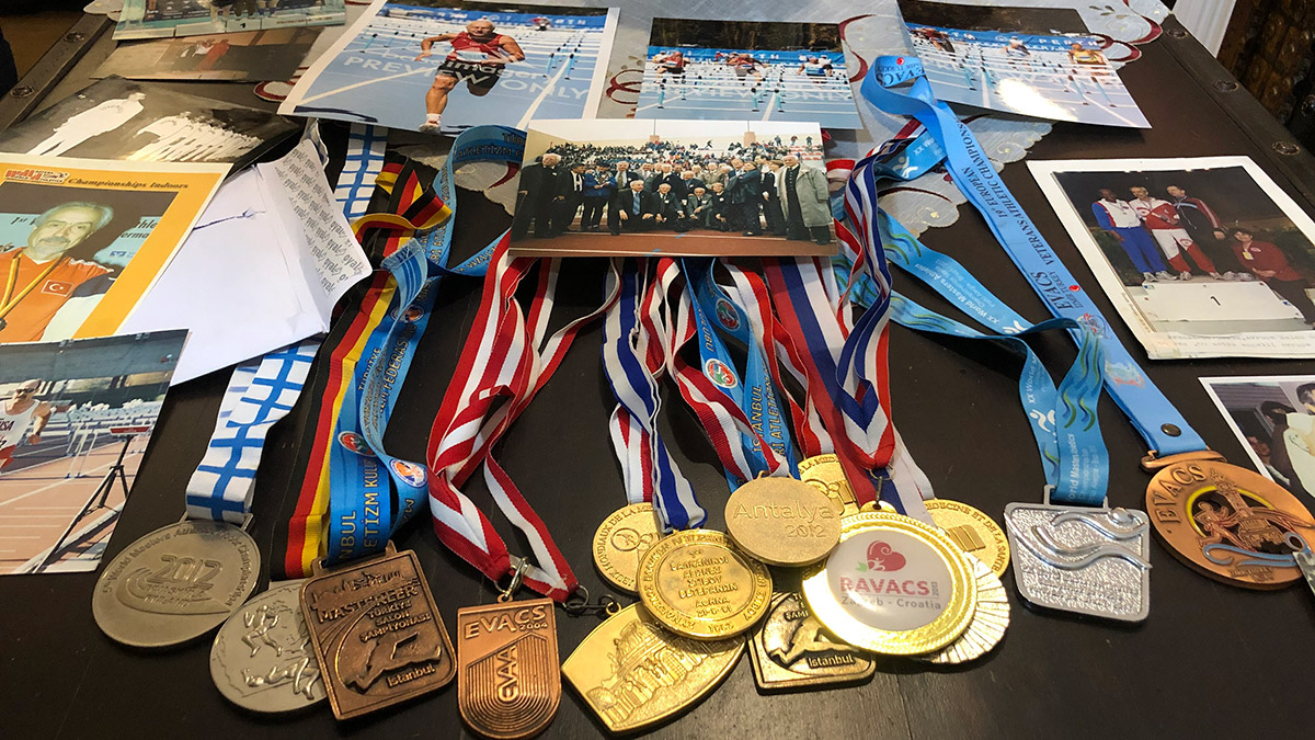 Bursa’da yaşayan çocuk doktoru Murat Kaçar (77), genç ve veteran takımlarında olmak üzere toplam 61 yıldır koşuyor.