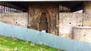 Sivas'ta, Anadolu Selçuklu Devleti zamanında yaptırılan Divriği Ulu Camii ve Darüşşifası'nın taşları oyulup, üç boyutlu işlenen motif ve süslemeleri ilgi çekiyor.