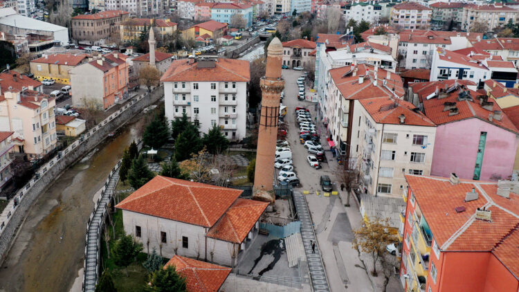 800 yıllık eğri minare depremde hasar almadı