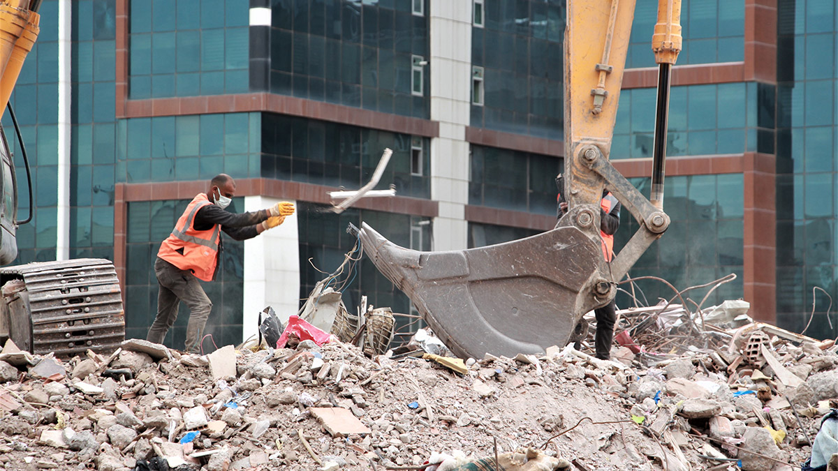 Galeria Sitesi'nin enkazından 300 kamyon hafriyat taşındı