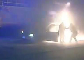 ABD polisleri sürücüyü yanan araçtan kurtardı