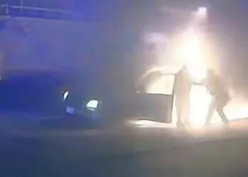 Abd polisleri sürücüyü yanan araçtan kurtardı