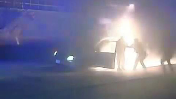 ABD polisleri sürücüyü yanan araçtan kurtardı