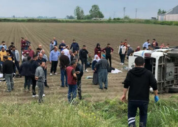 Adana'da yolcu minibüsü ile kamyon çarpıştı: 10 yaralı