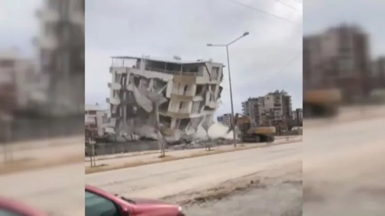 Adıyaman'da ağır hasarlı bina yıkım sırasında çöktü