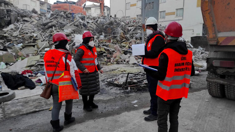 Akademisyenler 'Enkaz Yönetim Rehberi' hazırladı