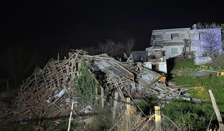 Akçakoca'da enkaz altında kalan yaşlı kadın kurtarıldı