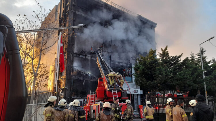 Akit Medya Grubu'ndaki yangın 15 saattir sürüyor