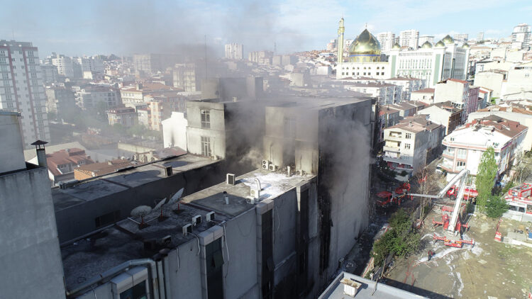 Akit Medya Grubu'nun da bulunduğu binadaki yangın sürüyor