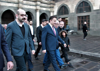 Ali Babacan bayram namazını Diyarbakır’da kıldı