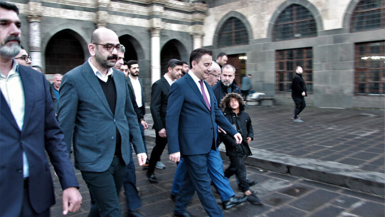 Ali Babacan bayram namazını Diyarbakır’da kıldı