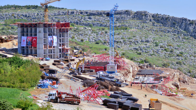 Altınözü'ndeki deprem konutlarının inşası eylülde tamamlanacak