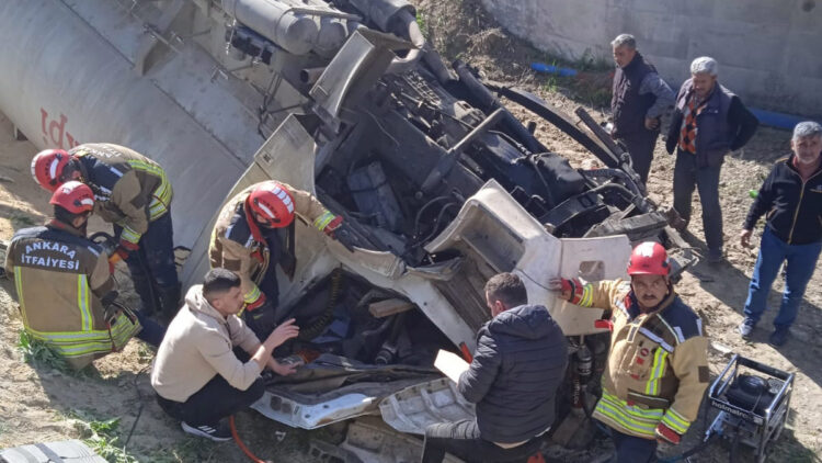 Ankara'da yem yüklü kamyon menfeze devrildi: 1 ölü