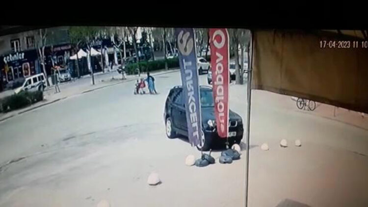 Anne ve 3 çocuğuna otomobil çarptı