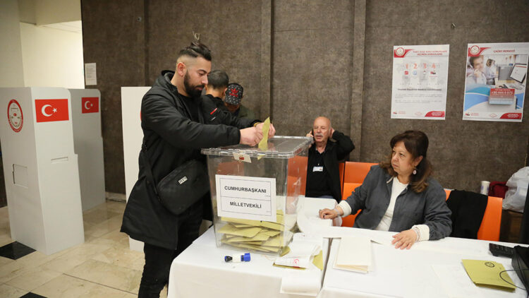 Antalya Havalimanı'nda oy verme işlemleri başladı