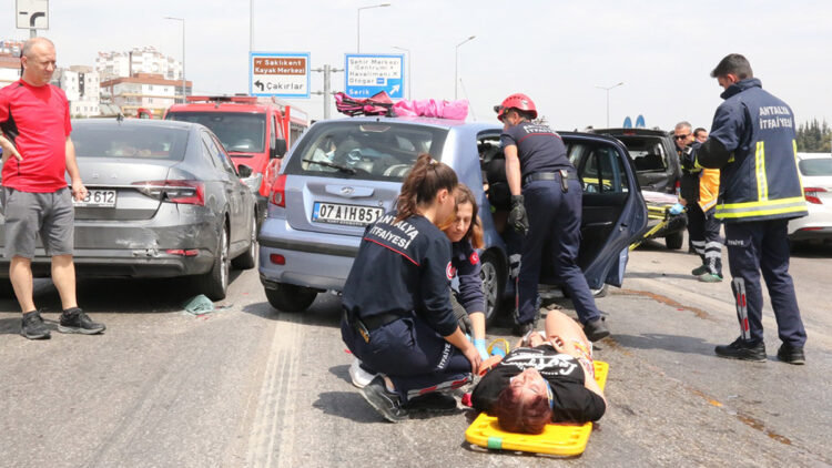 Antalya'da 4 aracın karıştığı zincirleme kaza: 7 yaralı