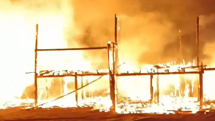 Antalya'da denize sıfır çardaklar yandı