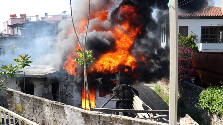 Antalya'nın ilk Türk mahallesinde ev yangını