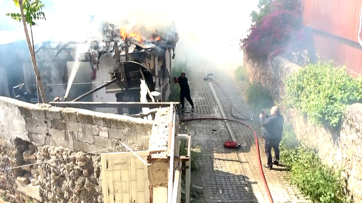 Antalya'nın ilk Türk mahallesinde ev yangını