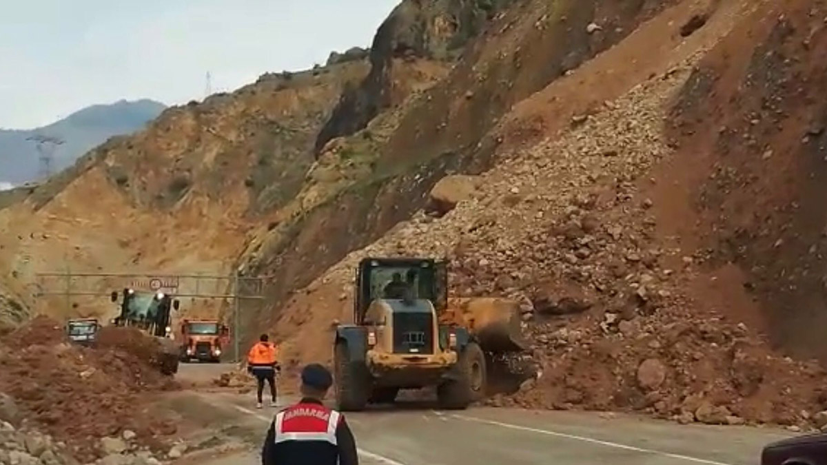 Artvin-Ardanuç kara yolunda heyelan