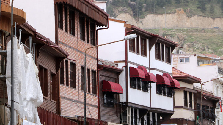 Asırlık Uzun Çarşı'daki restorasyonda sona gelindi