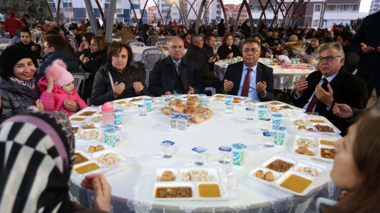 Ata Mahallesi'nde iftar sofraları kuruldu