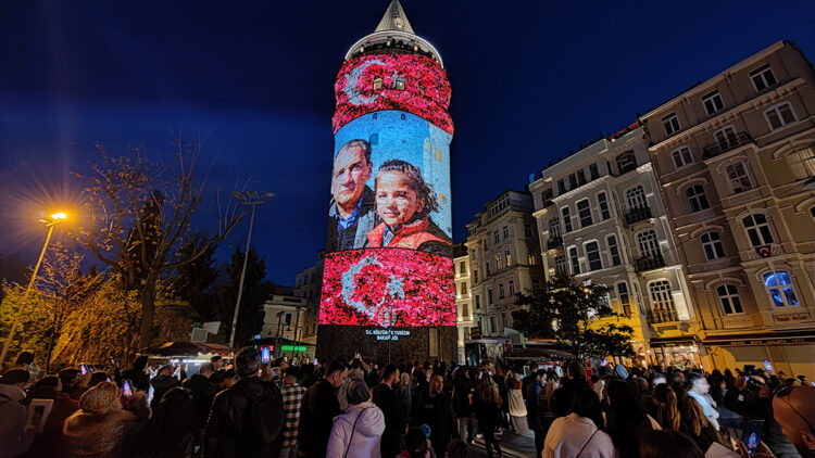 Atatürk'ün fotoğrafları Galata Kulesi'ne yansıtıldı