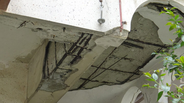 Avcılar'da çatlaklarla dolu bina tehlike saçıyor