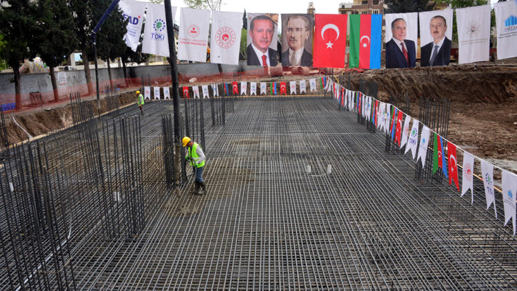 Azerbaycan'ın yapacağı mahallenin inşası başladı