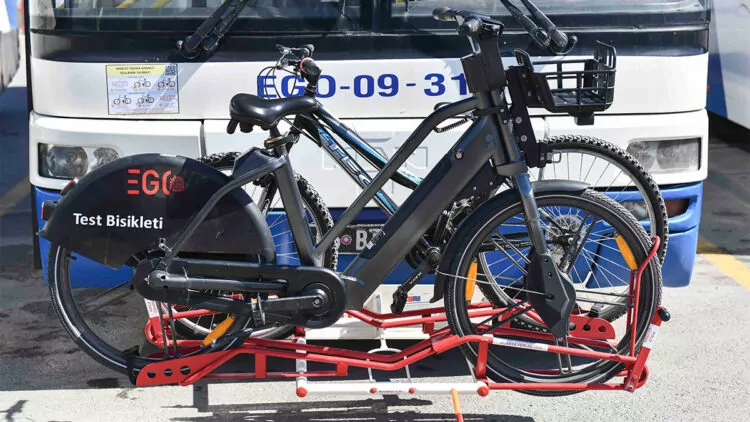 Ego otobüslerine bisiklet taşıma aparatı monte edildi