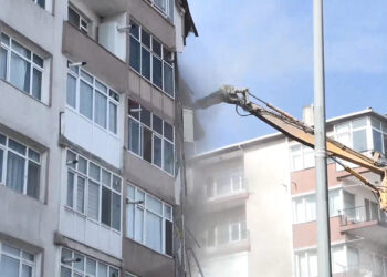 Bahçelievler'de boşaltılan 6 katlı bina yıkılıyor