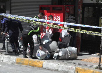 Bahçelievler'de boşaltılan 6 katlı binada eşya izni
