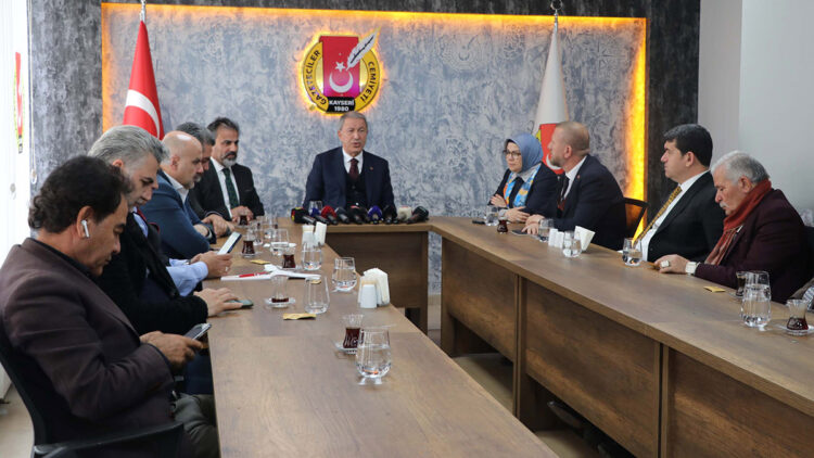 Bakan Akar: Mehmetçiğin nefesi teröristlerin ensesinde