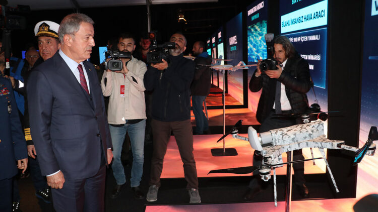 Bakan Akar'dan dijital gösterim merkezi'ne ziyaret