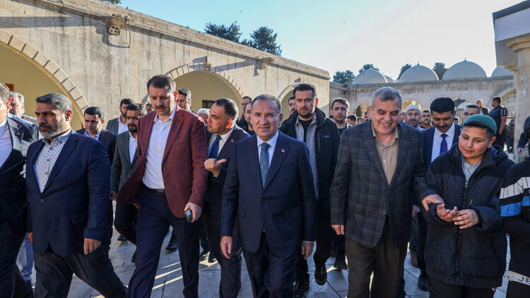 Bakan Bozdağ bayram namazını Şanlıurfa’da kıldı