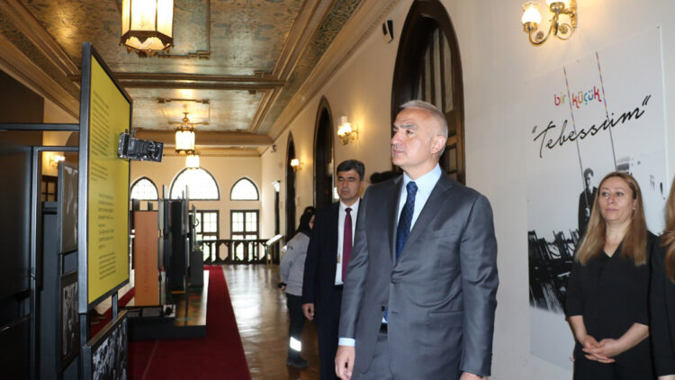 Bakan Ersoy, '23 Nisan' sergilerini ziyaret etti