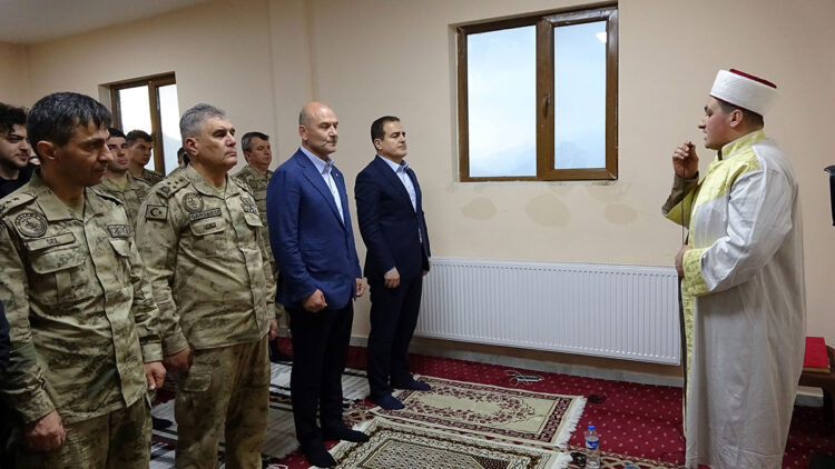 Bakan Soylu bayram namazını askerlerle kıldı